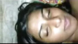 مراهق أسود صغير يأكل ...