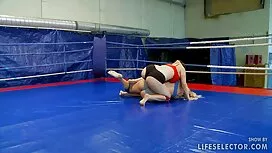 ساقطة لاتينية يقودها ...