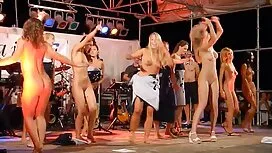 في المسبح في المنتصف ...