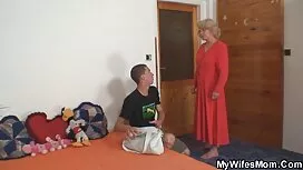 مشاهدة صديقته تضاجع  ...