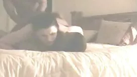 أمي تعلم إبنتها تأكل ...