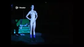 الأم إلى الأطفال تتع ...